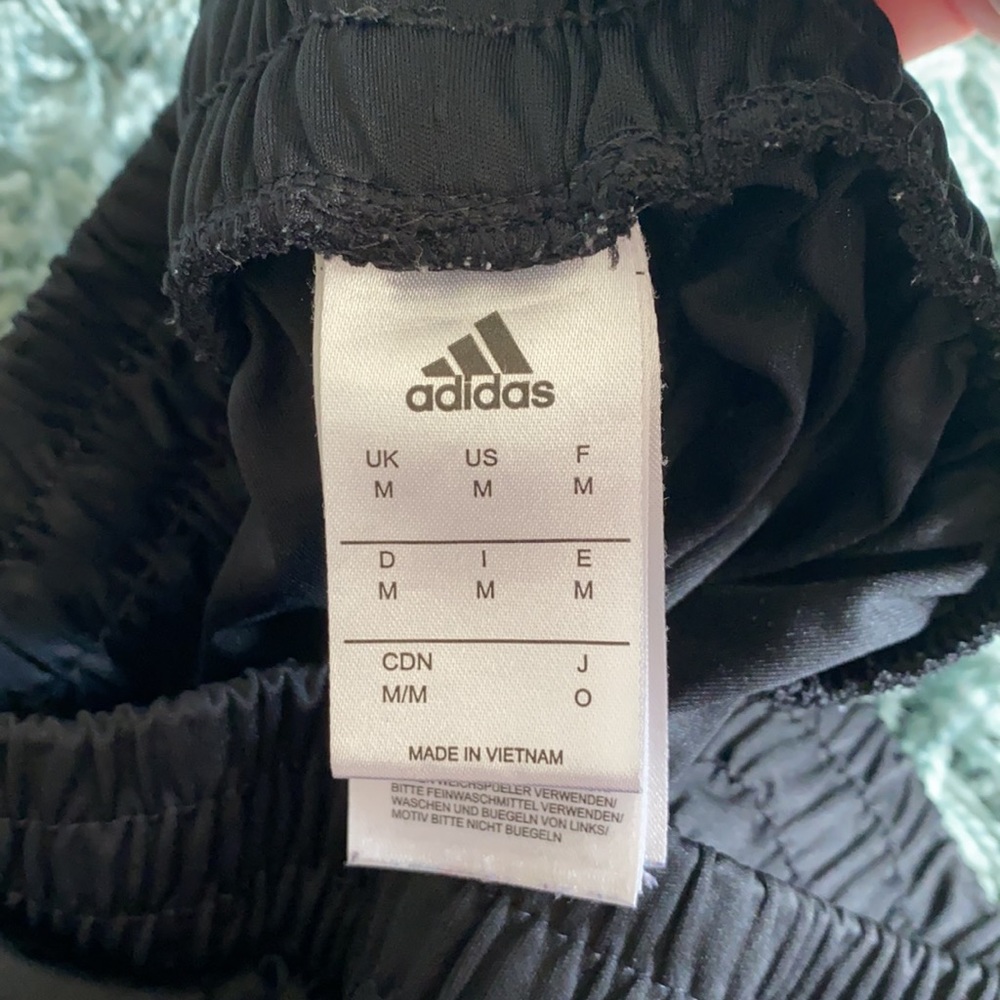 MENS ADIDAS SHORTS SIZE MEDIUM - Picture 4 of 4